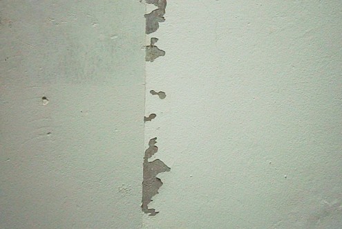 涂刷乳膠漆后墻面有塊狀剝落是什么原因 涂刷乳膠漆后墻面有塊狀剝落是什么原因