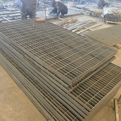 高空作業(yè)平臺專用鋼格板：安全承重設(shè)計全解析！